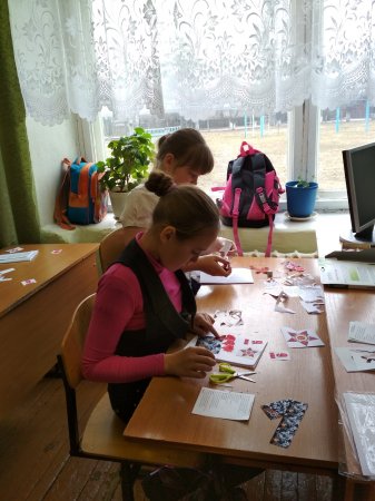 Волонтеры СРО "Добрая воля" провели мастер-класс по изготовлению открытки к 9 мая. 