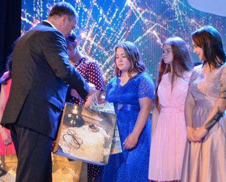 Главный федеральный инспектор по Кировской области вручил подарки выпускникам детских домов и школ-интернатов