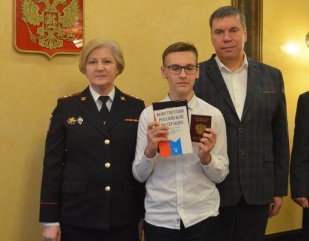 Владимир Климов вручил паспорта юным кировчанам