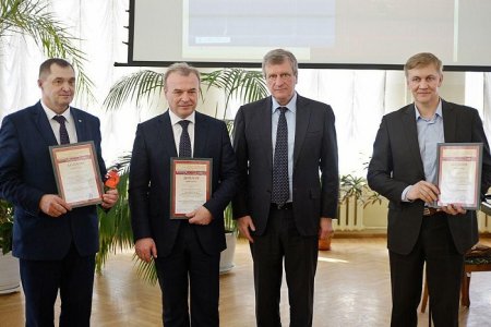 Губернатор вручил диплом победителю XXI областной выставки-конкурса «Вятская книга года – 2018»