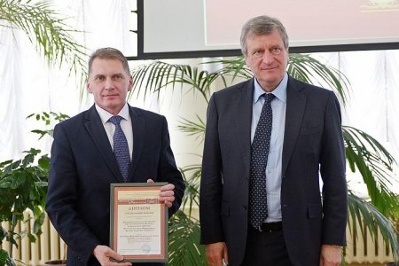 Губернатор вручил диплом победителю XXI областной выставки-конкурса «Вятская книга года – 2018»