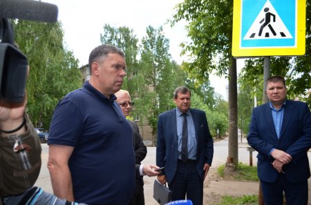 Владимир Климов осмотрел обустройство пешеходных переходов рядом с учебными заведениями