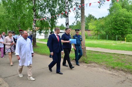 Владимир Климов осмотрел обустройство пешеходных переходов рядом с учебными заведениями