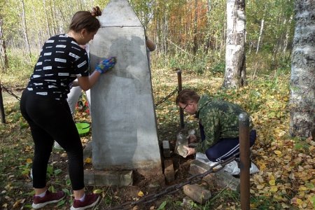 Школьники Шабалинского района благоустроили мемориал памяти воинам-землякам