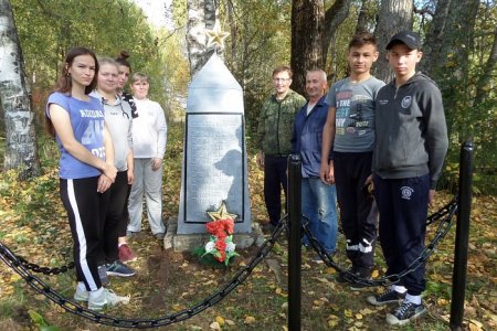 Школьники Шабалинского района благоустроили мемориал памяти воинам-землякам
