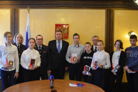 Школьники города Кирова получили свои первые паспорта