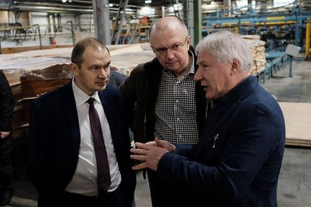 Игорь Васильев посетил Мурашинский фанерный завод