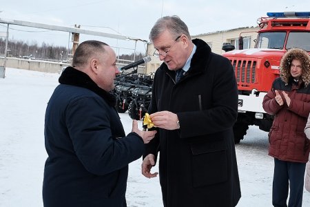Игорь Васильев вручил ключи от новой спецтехники начальникам районных пожарно-химических станций