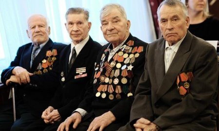 Игорь Комаров вручил ветеранам из Кировской области медали к 75-летию Победы