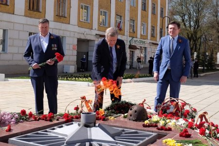 Главный федеральный инспектор по Кировской области возложил цветы к Вечному огню