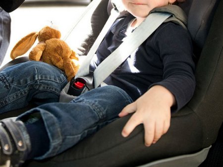 ОГИБДД МО МВД России «Яранский» напоминает водителям о соблюдении правил безопасности при перевозке детей в автомобиле.