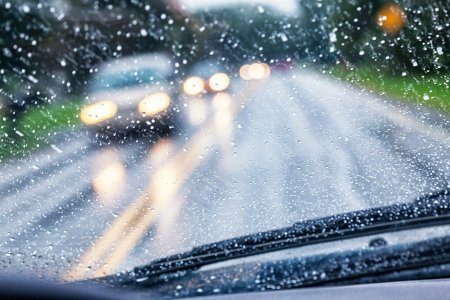 Госавтоинспекция рекомендует водителям снизить скорость и увеличить дистанцию на дороге при ухудшении погодных условий.