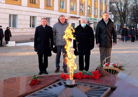Григорий Житенев почтил память героев и возложил цветы к Вечному огню