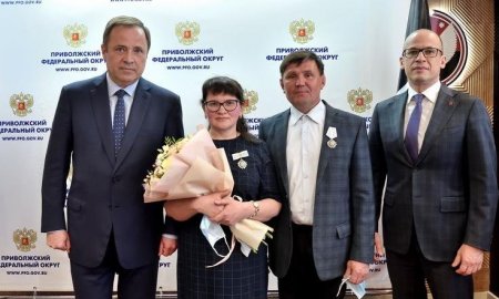Игорь Комаров вручил многодетной семье Асановых государственную награду РФ