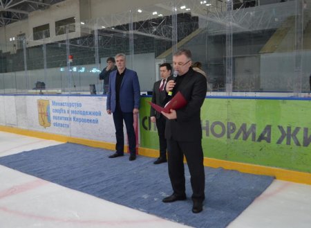 Команда «Ангелы» из Кировской области стала серебряным призером межрегионального турнира по хоккею среди девушек