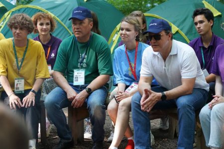 Игорь Комаров посетил шатер Кировской области на Молодежном форуме ПФО «iВолга»