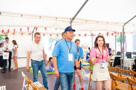 Игорь Комаров посетил шатер Кировской области на Молодежном форуме ПФО «iВолга»