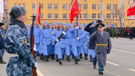 В Самаре прошел парад памяти с участием кировских юнармейцев