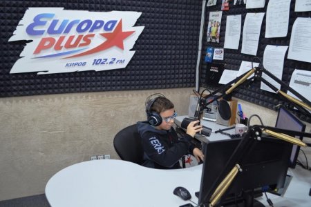 В рамках акции «Елка желаний» мальчик из Яранска посетил радио «Европа плюс»