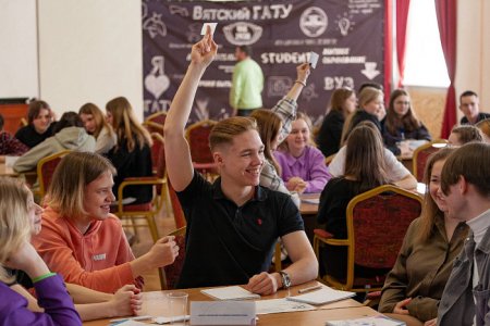 В Кирове прошел региональный этап Интеллектуальной олимпиады ПФО «Что? Где? Когда?» среди школьников