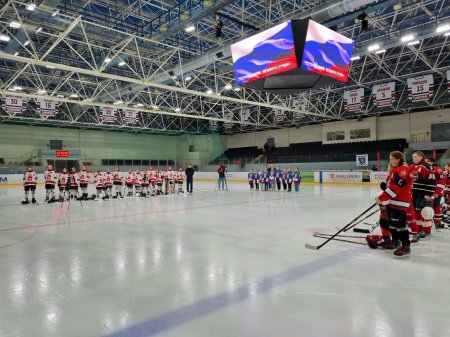 В Кировской области в третий раз проводится турнир по хоккею среди девушек «Хрустальная тиара»