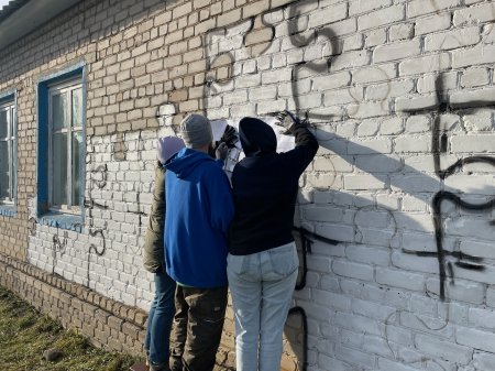 В селе Матвинур художники приступили к нанесению контура рисунка, который будет нанесен на фасад дома культуры.