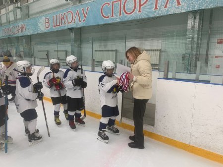 Сборная команда девочек по хоккею впервые обладатель  Кубка надежды